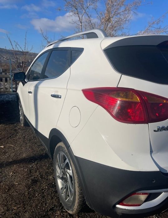 Продаю кроссовер, белого цвета Jac s3