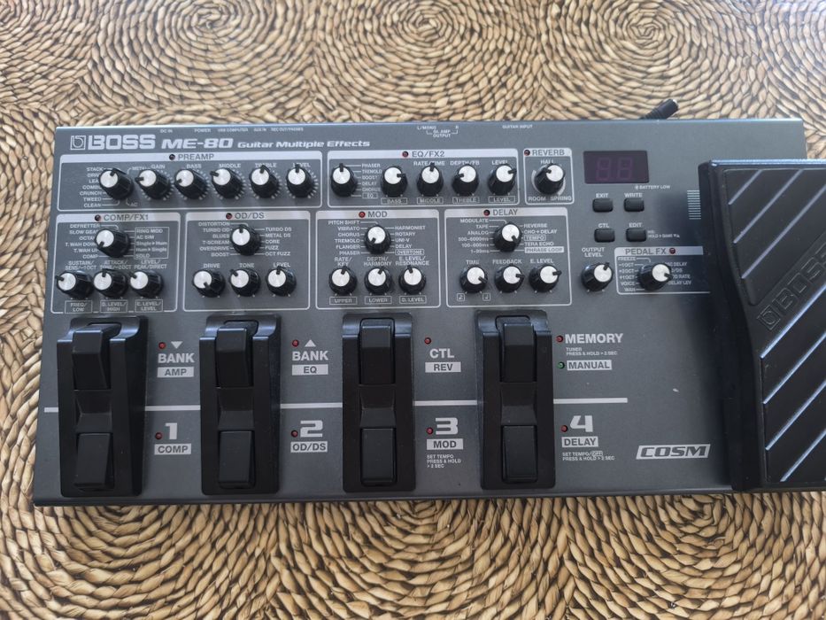 Продам гитарный процессор boss me-80