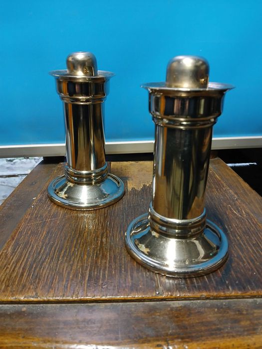 Стари антикварни свещници със пружинен механизъм.