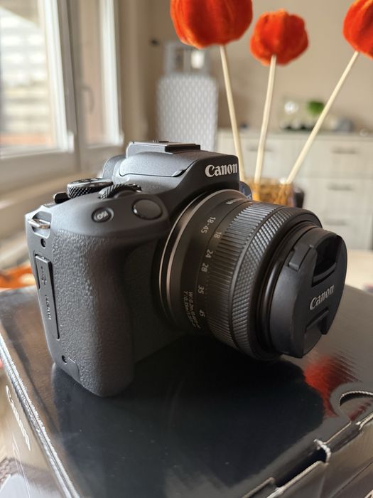 Canon EOS R50 + RF-S 18-45mm IS STM Kit