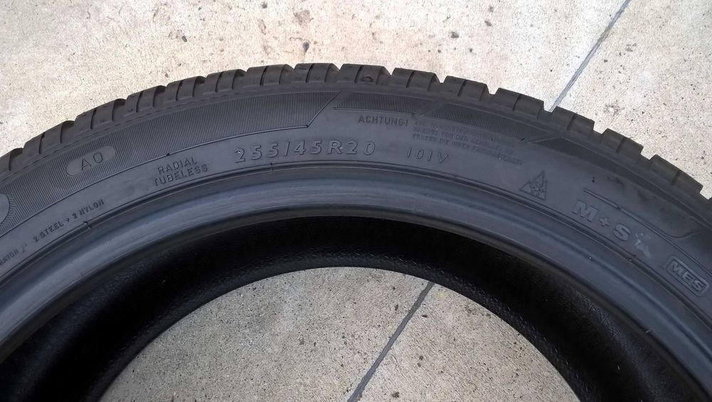 Doua anvelope de iarna 255 45 20 dunlop winter 3D profil 7,5 mm