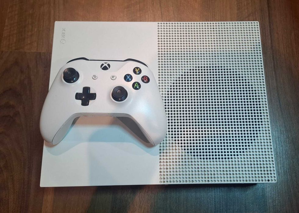 Vând XBOX-ONE S 1TB,controller+jocuri