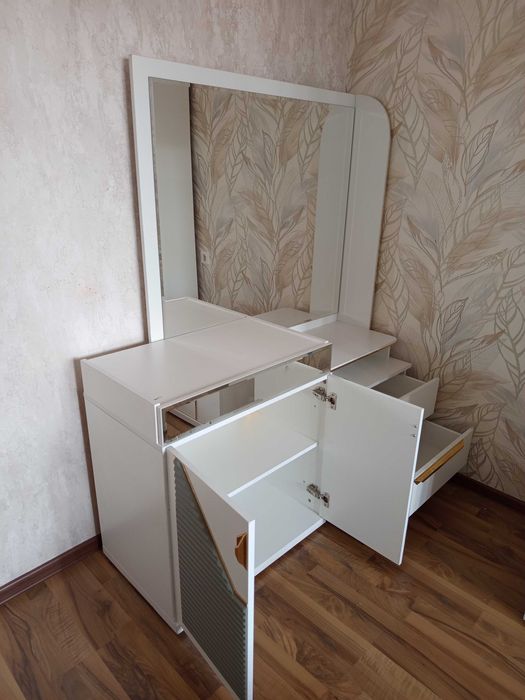 Айнасы бар тумба/трюмо