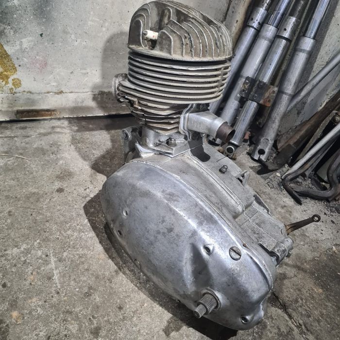 Продам запчасти на мотоцикл Иж и Яву.