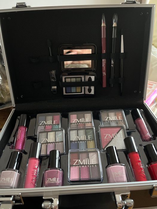 Професионално куфарче с гримове на Zmile с подарък към него