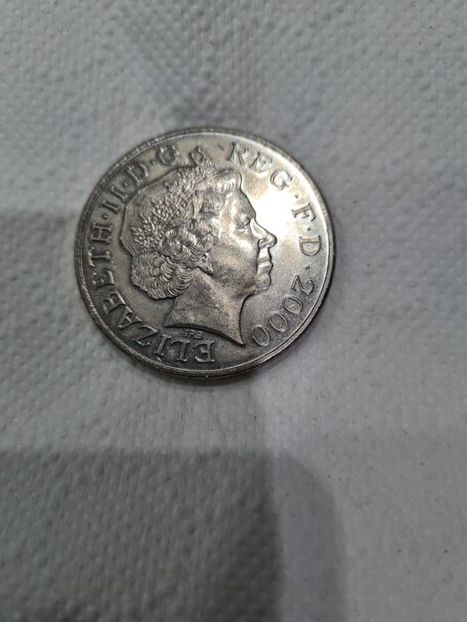 Vând moneda 5 lire Elizabeth 2 din anul 2000