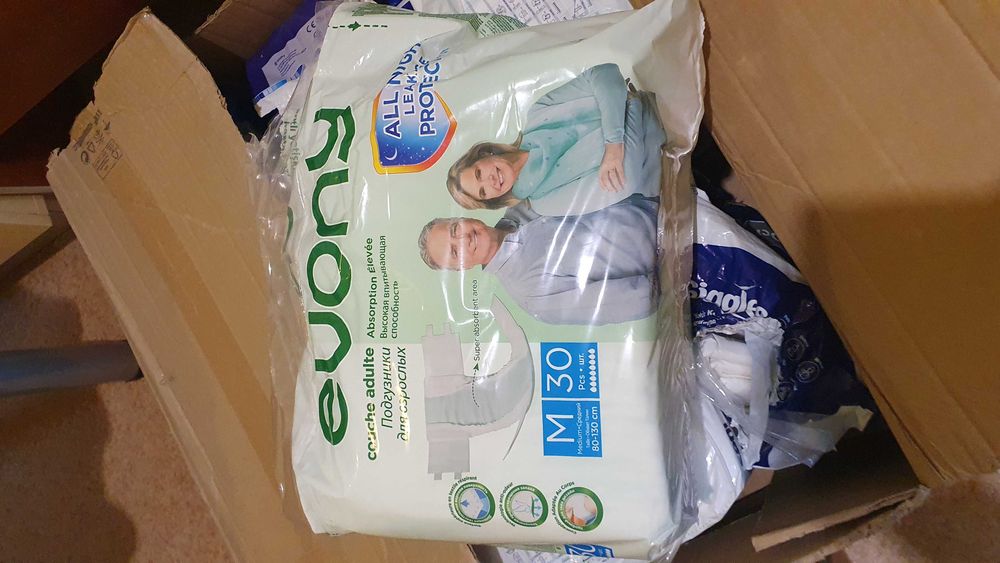 Scutece pentru adulți şi lenjerie de pat impermeabilă