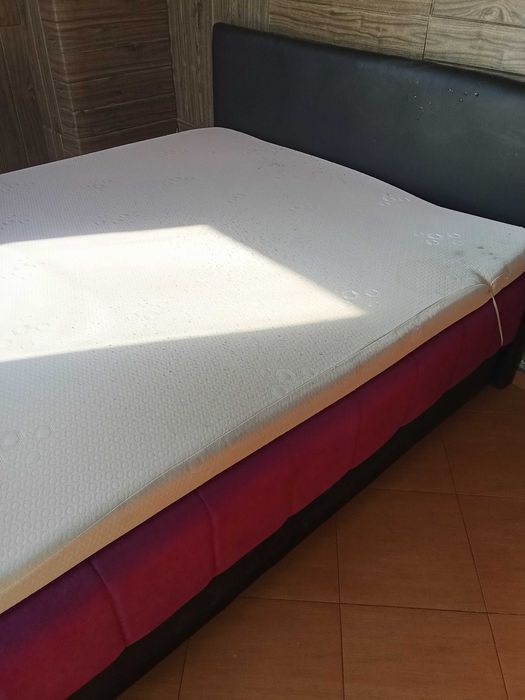 Спалня с матрак и повдигащ механизъм