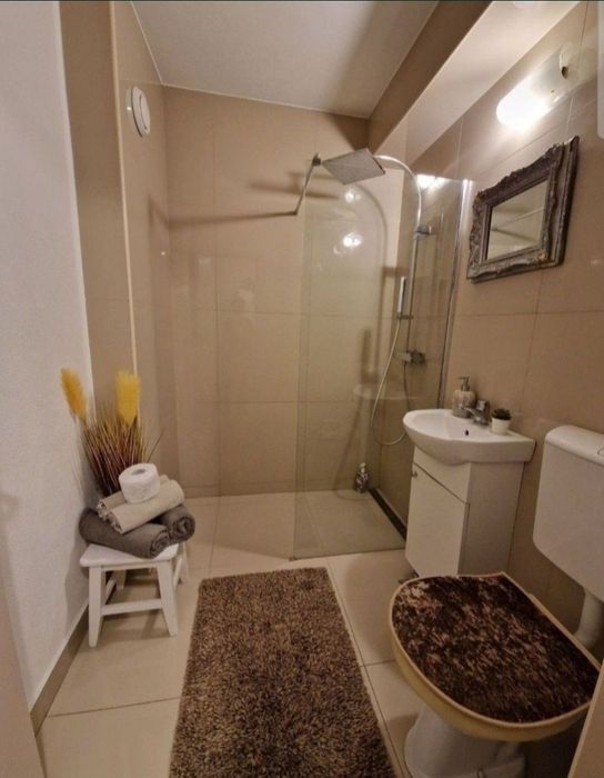 Vand garaoniera luminoasa gata de mutat sau pt business in regim hotelier