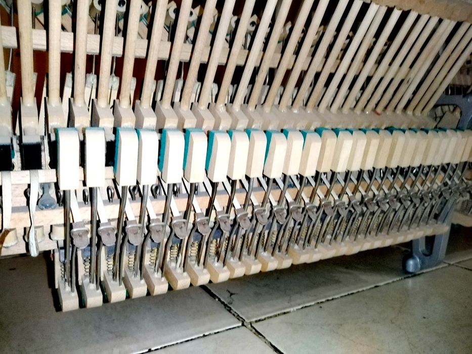 Продаётся пианино по запчастям.