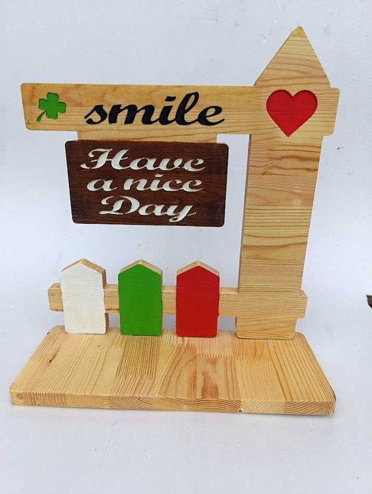 Дървена декоративна оградка за цветя с фамилия -подарък за дома