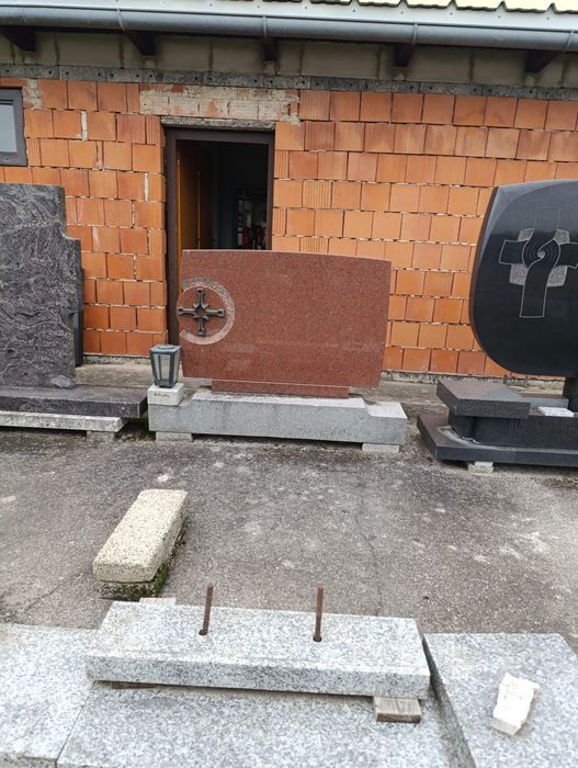 Vând obiecte funerare cruci din granit,cavou.