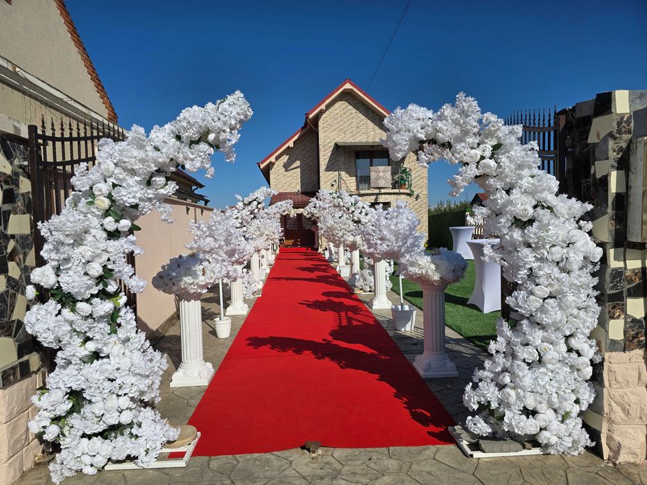 Aranjamente florale cort de inchiriat Inchiriez cort mese scaune Flori