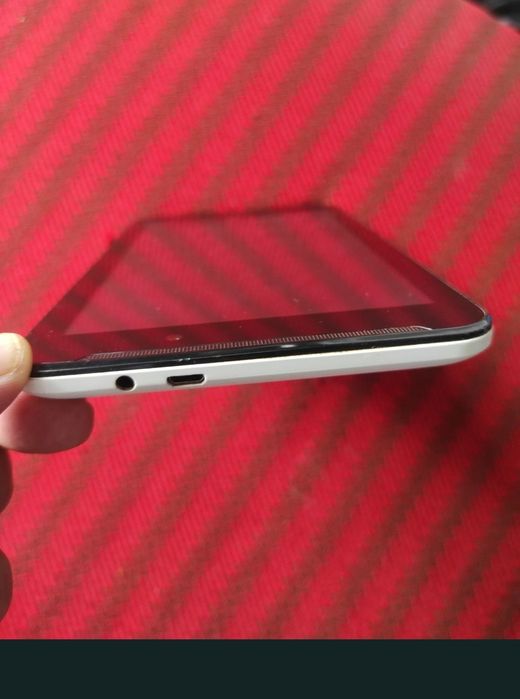 Tabletă ASUS, cu slot pentru Micro SD card și slot pentru SIM. Nu a mai fost folosită de mult timp, nu pornește, cine se pricepe o face funcționala