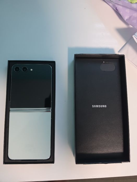 Samsung Gakaxy Zflip 5 + case