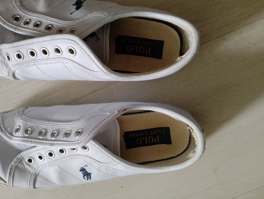 Vând pantofi sport fashion,purtați, in stare relativ bună,originali.