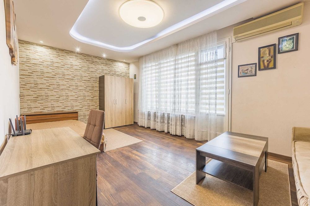 Дава се под наем Тристаен апартамент в София, Медицинска академия - 82 кв.м за 897.6 € - Снимка #1