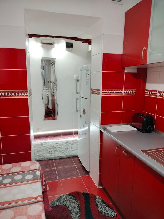 Închiriez apartament semidecomandat cu 2 camere