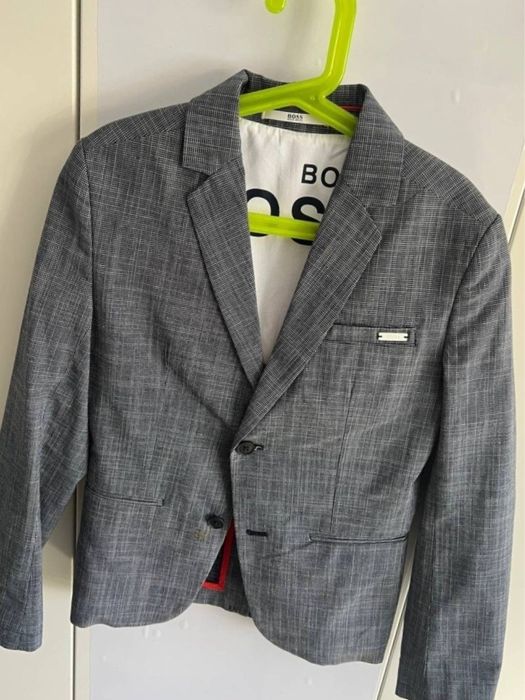Costum Hugo Boss pentru băieți – Sacou și pantaloni scurți – 10 ani / 138 cm – Purtat o singură dată – Ca nou