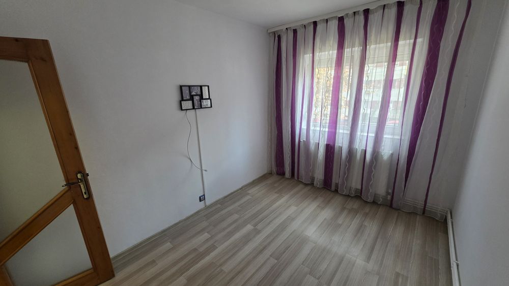 Apartament 4 camere Casa de cultura, etaj. 1 , Decomandat,  Loc de parcare