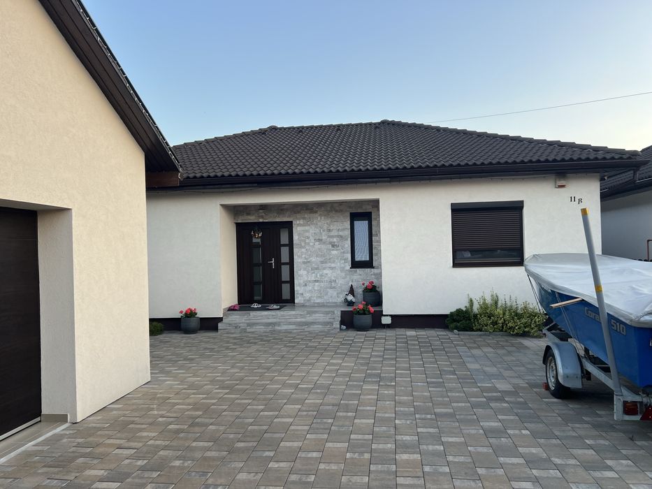 De vãnzare casã modernã pe un nivel gata mobilat