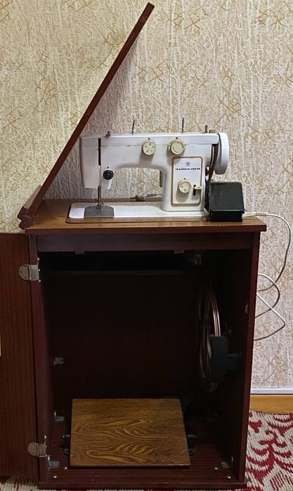 Швейная машинка Чайка 142м