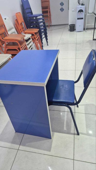 Ofis mebellari to'plami O'quv markazi uchun mebel stol stullar