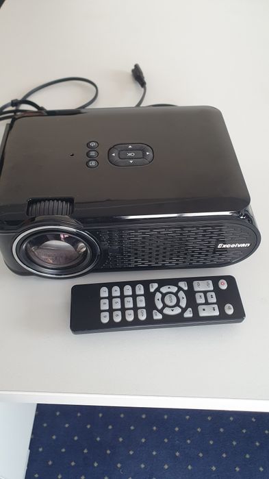 Video proiector cu telecomanda