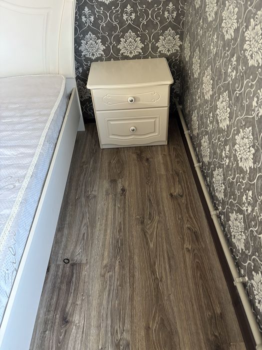 Продам спальную гарнитуру без матраса и парту