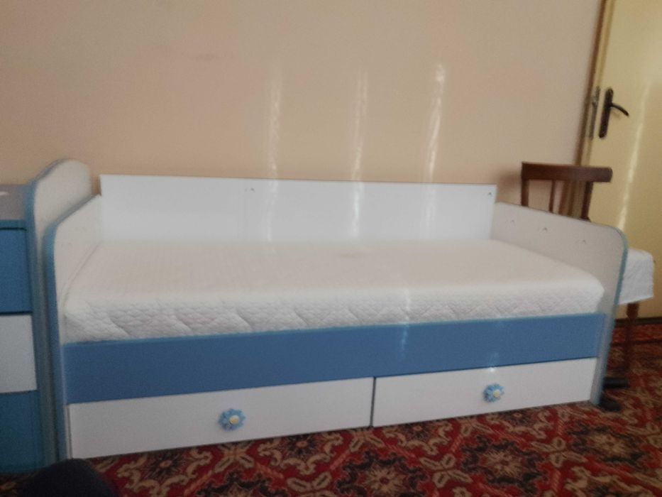Продавам детско легло с шкаф
