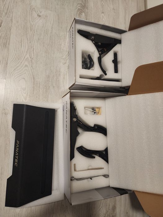 Kit bază, volan și pedale Fanatec CSL Elite pt PlayStation și PC