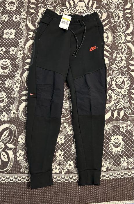 Pantaloni nike tech