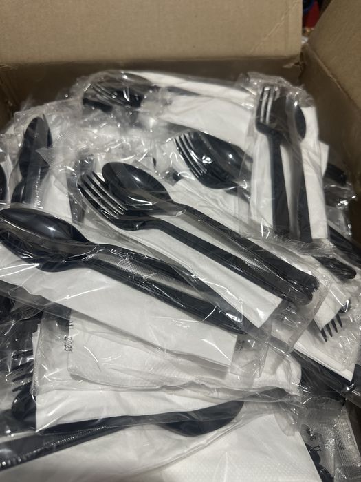 Одноразовые вилки, ложки с салфетками