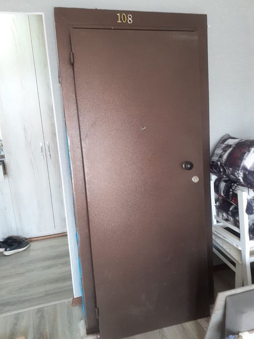 Продам металлическую дверь