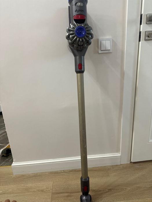 Продам  пылесос Dyson V8