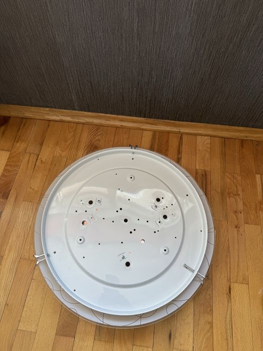 Полилеи и кръгла лампа за таван