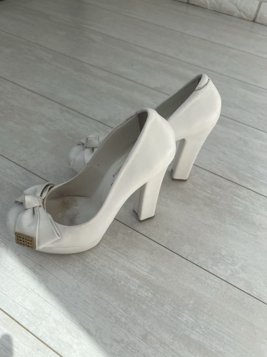 Продаются белые туфли
