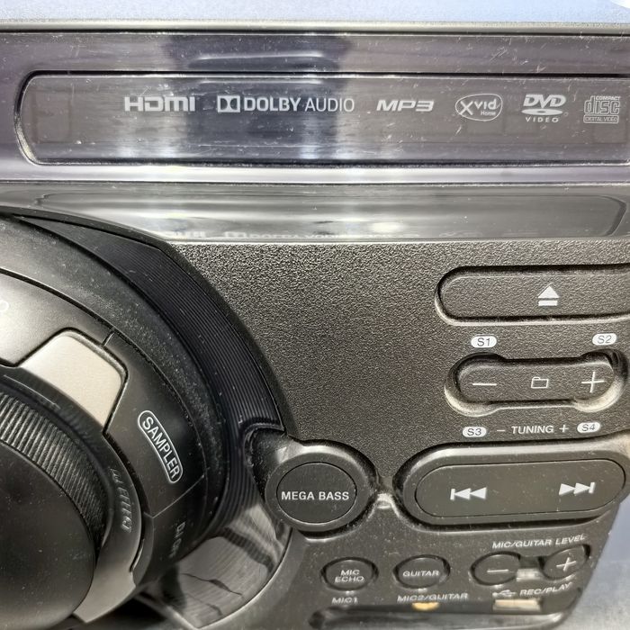 Музыкальный центр Сони.