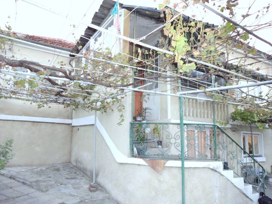 Продава къща дворно място  гараж Гр.Девня кв.Повеляново