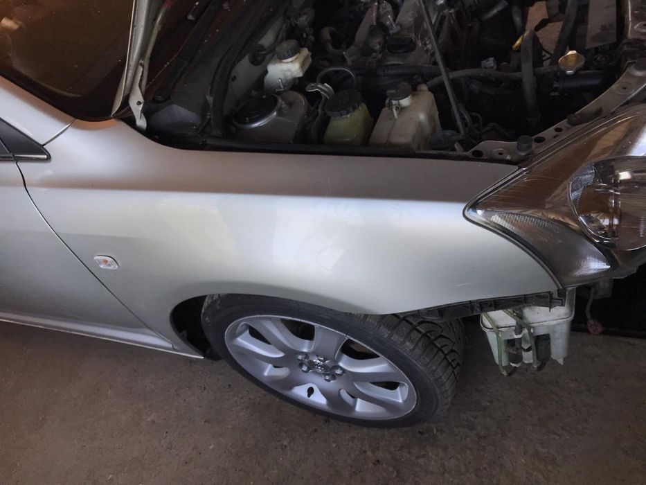 Capota usa stanga dreapta piese toyota avensis t25 nonfacelift 2004