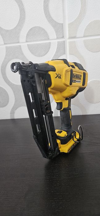 Pistol cuie Dewalt dcn 660