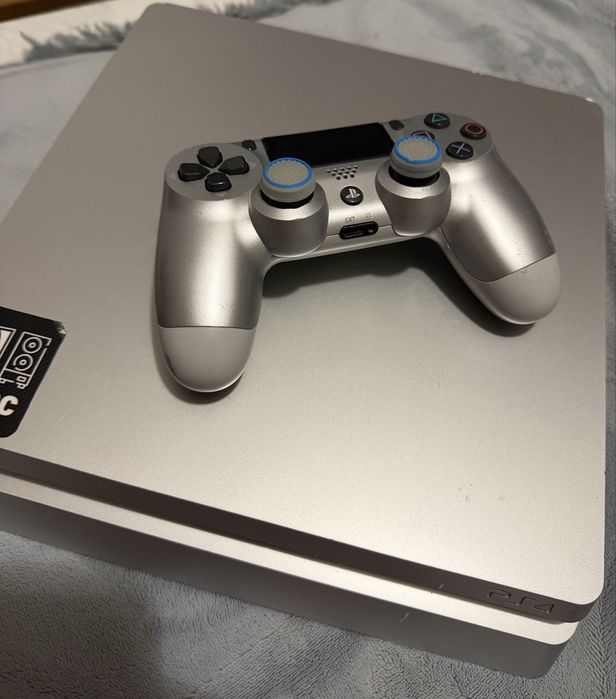 PlayStation 4 Slim Silver 500GB + Controlle