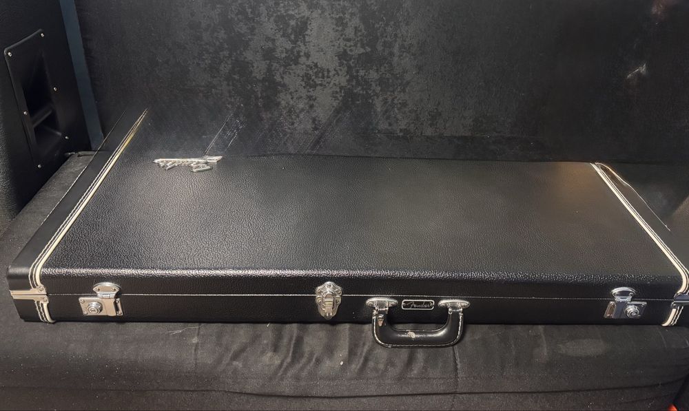 Китара с Куфар-Fender Yngwie Malmsteen Strat Copy Model