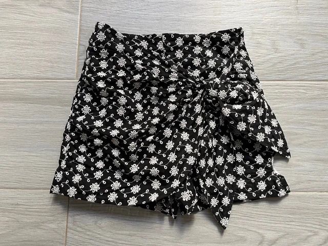 Къса пола-панталон с бродерия Zara