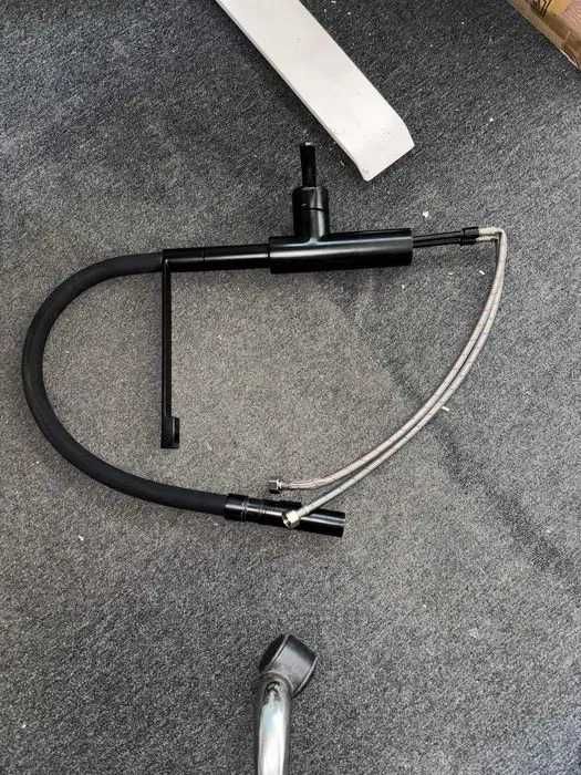 Baterie bucătărie neagră cu furtun extensibil, design modern