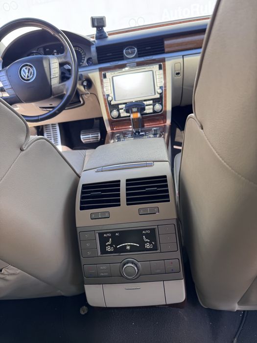 VW Phaeton 2013 3.0 tdi defect usor avariat