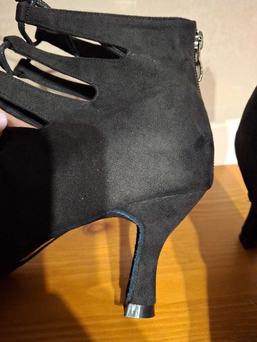 Ghetute/Pantofi dans noi marimea 37, talpa de dans toc 7 cm.