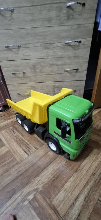 Продаётся большой грузовик.