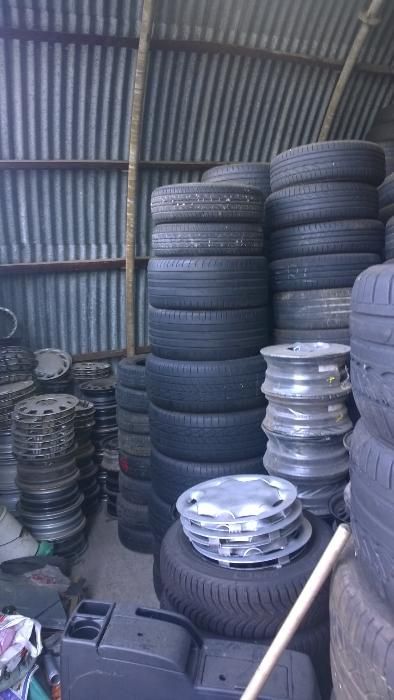 Гуми и джанти втора употреба на едро и дребно.