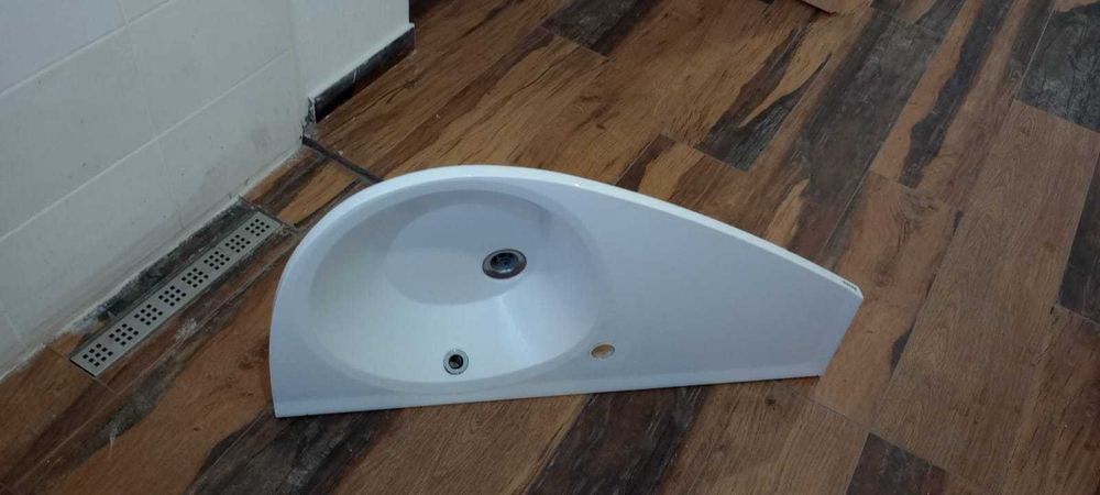 Vand cada Cersanit  si chiuveta Avocado Ravak, pentru bai mici